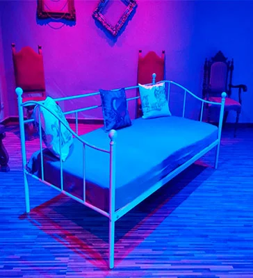 Cama en el escenario de la sala de fiesta de Lucifer Liberal