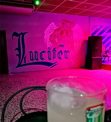 Pared con logo de la sala de fiesta de Lucifer Liberal